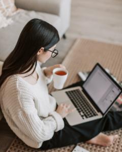 Photographer marketing her portrait business online 
